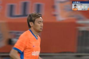 王彤第41分鐘傳中后捂住小腿傷退，吳興涵替補(bǔ)登場(chǎng)