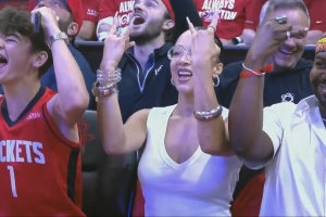 ??老Baby來了！杰倫-格林40歲女友場(chǎng)邊看球 和球迷互動(dòng)~