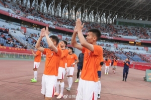 記者：海牛隊(duì)員及教練組賽前向球迷鞠躬致謝，表達(dá)歉意