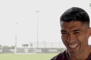 老了??蘇牙：和梅西很默契，現(xiàn)在他不會(huì)把球傳很遠(yuǎn)因?yàn)槲遗懿粍?dòng)