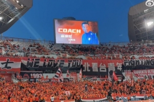 ??現(xiàn)場播報崔康熙名字泰山球迷鴉雀無聲，播報李霄鵬時陣陣歡呼