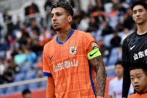 記者談防守克雷桑：單人緊跟+協(xié)防保護，泰山進攻就限制一大半