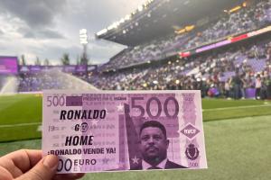 巴拉多利德球迷拋灑“羅鈔”抗議大羅：面額500歐共有6萬(wàn)張