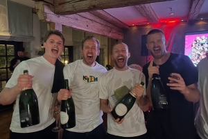 首獲德甲冠軍，萊默爾社媒曬照，與凱恩、戴爾等隊(duì)友瘋狂慶祝