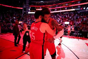 范弗里特：有時(shí)候 整個(gè)世界的壓力仿佛都?jí)涸诮軅?格林肩上