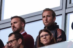 主打一個不在現(xiàn)場??昨日凱恩停賽拜仁戰(zhàn)平，今天電視機(jī)前加冕