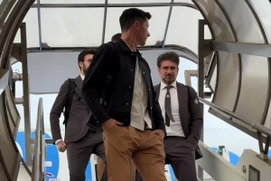 大戰(zhàn)在即！巴薩全隊(duì)抵達(dá)米蘭城，萊萬帶頭走下飛機(jī)