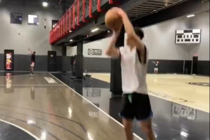 ????林葳已經(jīng)開(kāi)始特訓(xùn) 為參加NBA選秀做準(zhǔn)備