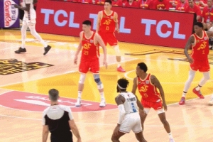 被抓個(gè)正著！孫銘徽試圖搶斷范子銘&突然捂嘴 被裁判吹假摔&吃T