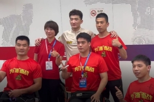 暖心一幕！孫銘徽G2賽后在通道內與輪椅籃球運動員合影并簽名