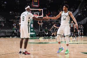 ????字母哥回復(fù)波蒂斯：別擔(dān)心我留守與否了 你是走是留??？