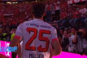 回到球迷中去??穆勒爬上南看臺(tái) 把獎(jiǎng)盤交給死忠球迷一同歡慶