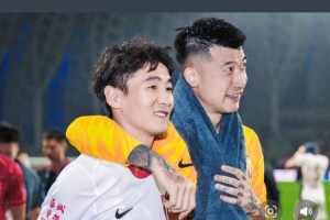 大勝梅州后劉殿座曬與韋世豪“哥倆好”合照，王大雷“吃醋”調(diào)侃