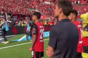 下一站皇馬！阿隆索賽后爬上圍欄，與勒沃庫森球迷互動告別
