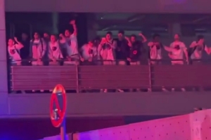 問鼎西甲！巴薩球員在陽(yáng)臺(tái)上與球迷一起慶祝奪冠