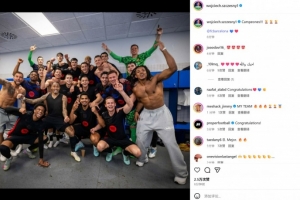 最佳復(fù)出，什琴斯尼社媒曬出全隊(duì)合影慶祝奪得三冠王