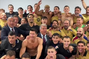 巴薩全隊(duì)更衣室內(nèi)合影慶祝奪冠，拉菲尼亞手指繃帶+調(diào)皮吐舌