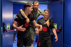 氣氛熱烈！巴薩眾將球員通道內(nèi)慶祝奪冠