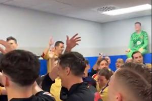 靜靜看你們嗨！巴薩更衣室唱歌慶祝，什琴斯尼坐在柜子上抽雪茄