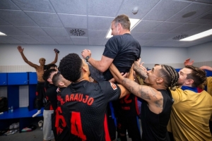 徹夜狂歡！巴薩社媒調(diào)侃：凌晨5點之前回家的人將被罰款