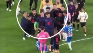 巴薩賽后慶祝時與西班牙人球員沖突，加維準備上前被萊萬阻止