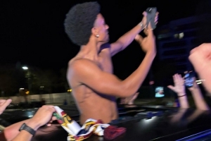 開心！巴爾德赤裸上身探出車子天窗，與巴薩球迷一起慶祝