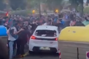 警方回應加泰德比場外車輛撞人事件：司機因被投擲物品陷入恐慌