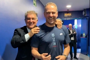 執(zhí)教首賽季即贏得三冠??拉波爾塔與弗里克相互擁抱擊掌??祝賀