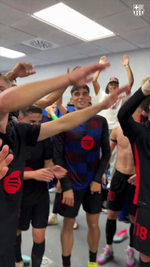 中場(chǎng)核心！巴薩更衣室慶祝，全隊(duì)高唱佩德里之歌&舉高高