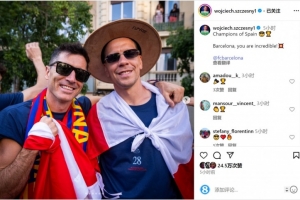 什琴斯尼曬與萊萬冠軍游行合照：西班牙冠軍，巴塞羅那不可思議！