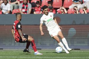 記者：本菲卡密切關(guān)注奧格斯堡后衛(wèi)吉安努利斯，本賽季30場1球4助