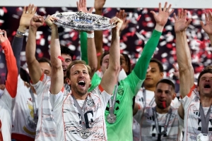 慶祝太嗨了？孔帕尼談凱恩替補(bǔ)：這是他第一冠，狀態(tài)不理想很正常