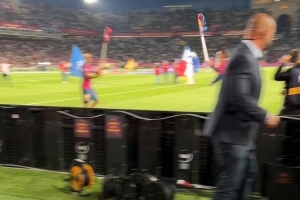 還是孩子??17歲亞馬爾、21歲卡薩多拿著角旗桿玩鬧