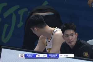 ??看起來問題不大！胡金秋已經(jīng)返回替補席