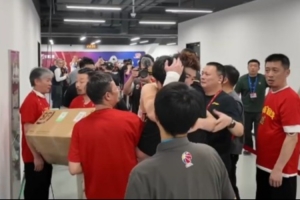 這一刻等太久！胡金秋、孫銘徽賽后和老板擁抱 孫銘徽眼眶濕潤！