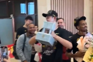 載譽(yù)而歸！廣廈今天回到杭州 趙嘉仁和球隊(duì)會合&舉起至尊鼎