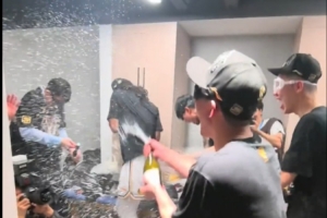 我們是冠軍！孫銘徽在更衣室肆意開香檳慶祝奪冠