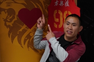 沒有忘記98號隊(duì)員！廣廈與獨(dú)腿聾啞小伙何明亮一起共享總冠軍榮譽(yù)