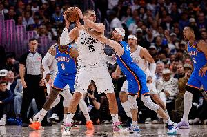 曾參與構(gòu)建馬刺冠軍陣容??普總時(shí)隔20多年打造出現(xiàn)代防守巨獸