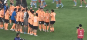 樂(lè)壞了??武漢女足列隊(duì)等頒獎(jiǎng)，王霜開心得手舞足蹈&喜笑顏開