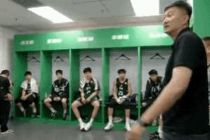 廣東實驗半場41-31領(lǐng)先清華附中！杜鋒前往更衣室鼓勵球員！