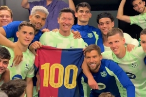 147場101球！萊萬獲贈巴薩生涯百球里程碑紀念球衣