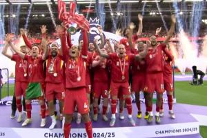 捧杯時(shí)刻??隊(duì)長(zhǎng)范迪克捧起利物浦第20座頂級(jí)聯(lián)賽冠軍獎(jiǎng)杯