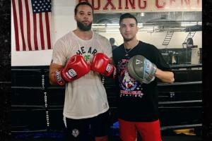 天賦??拳擊臺(tái)！33歲邁卡威轉(zhuǎn)戰(zhàn)拳壇首秀告捷 擊敗36歲業(yè)余拳手~