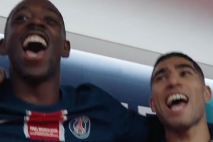 今個(gè)真高興！納賽爾在更衣室內(nèi)與球員們一起唱歌慶祝奪冠