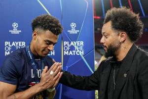 謙遜有實(shí)力！馬塞洛為杜埃頒發(fā)決賽MVP獎(jiǎng)杯，后者向前輩彎腰致意