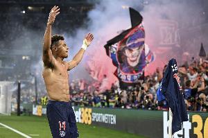 世體：巴黎首次捧起歐冠獎(jiǎng)杯，但球迷的不當(dāng)行為或?qū)е戮銟?lè)部受罰