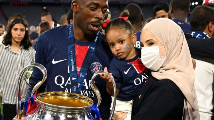 登哥登嫂好??登貝萊與妻子女兒一起捧大耳朵杯慶祝??