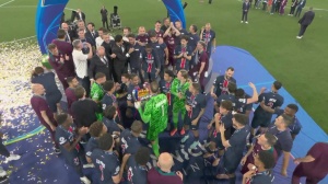 輪到老板了！多納魯馬主動(dòng)端來(lái)歐冠獎(jiǎng)杯，納賽爾連舉三下舍不得放