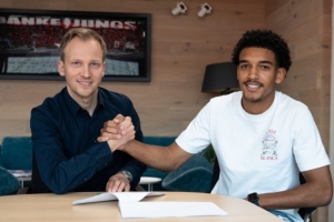 官方：藥廠與18歲中場奧耶卡續(xù)約至2028年，25-26賽季外租至波鴻